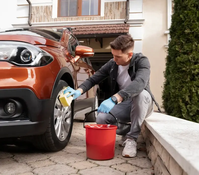 Lavage auto à domicile Chaux : professionnel intervenant sur un véhicule